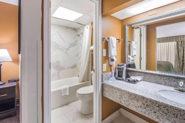 Quality Inn & Suites Corinth West image 12