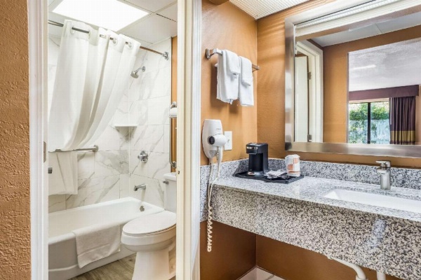 Quality Inn & Suites Corinth West image 17