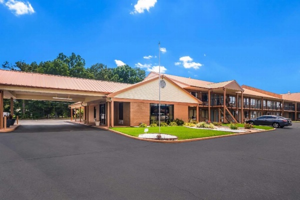 Quality Inn & Suites Corinth West image 2