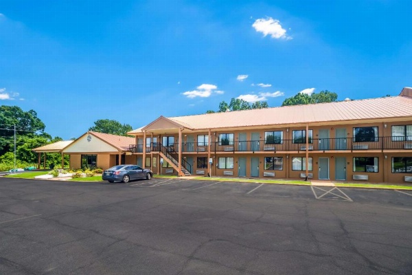 Quality Inn & Suites Corinth West image 3